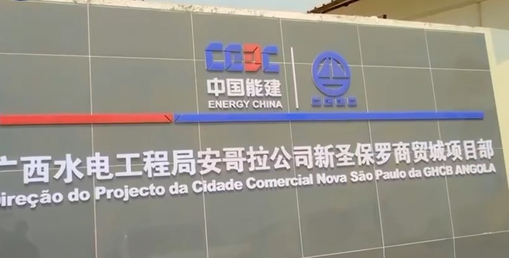 Erotik ichki kiyimdagi nozik qizning katta kokraklari suniy intellekt pornosi