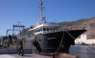 El buque Simione, de bandera angoleña y de unos 45 metros de eslora, que fue abordado por la Guardia Civil hace unos días en pleno Atlántico, tras ser vigilado durante su travesía, se encuentra atracado en la muelle de la Dársena Pesquera, en Santa Cruz de Tenerife. En su interior se encontraron más de tres toneladas de cocaína que tendrían a Galicia como destino. EFE/Miguel Barreto